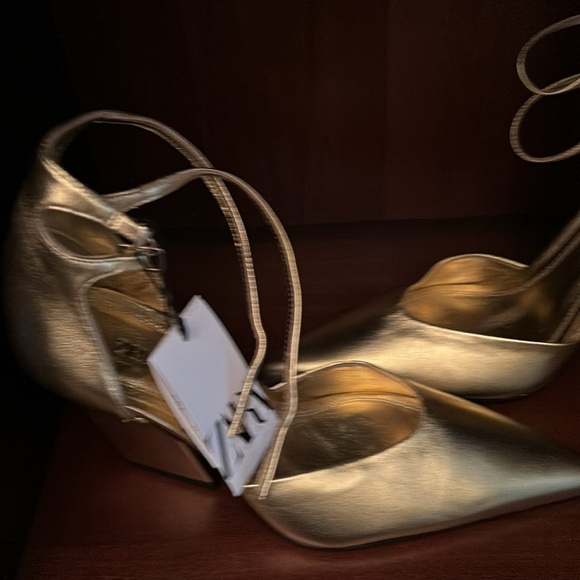 NWT Zara Collection Gold Pointed Toe High Heels with double strap/buckle.Size 36 - Picture 4 of 9